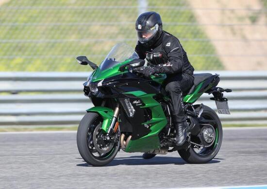 Kawasaki: la prossima Ninja H2 SX sarà con il radar e le telecamere? Kawasaki: la prossima Ninja H2 SX sarà con il radar e le telecamere?