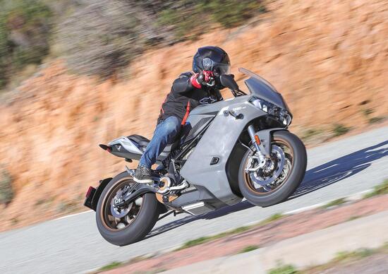 La metà dei motociclisti UK favorevole all'elettrico La metà dei motociclisti UK favorevole all'elettrico