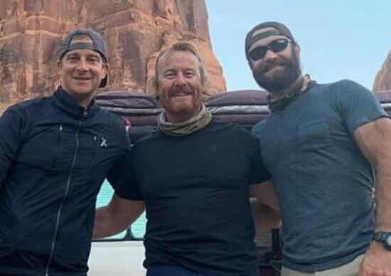 Schianto in moto all’incrocio: Bear Grylls piange il compagno di mille avventure Schianto in moto all’incrocio: Bear Grylls piange il compagno di mille avventure
