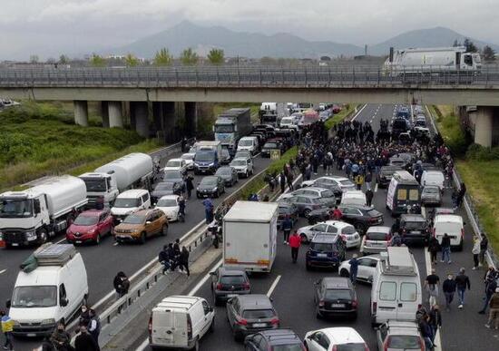 Ristoratori bloccano la A1. Investito un manifestante Ristoratori bloccano la A1. Investito un manifestante