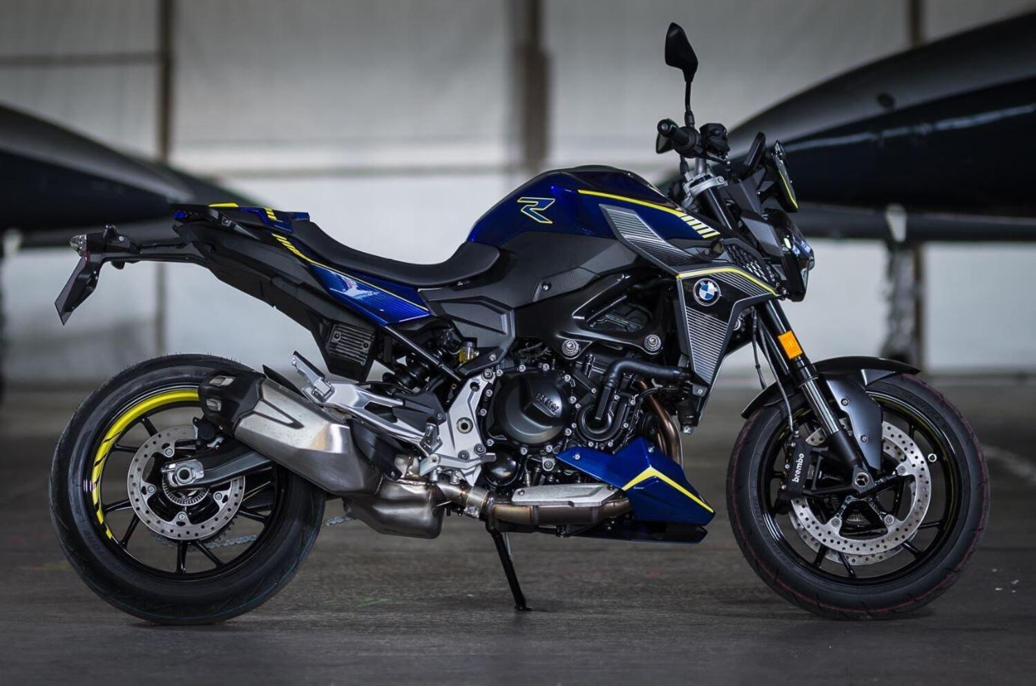 BMW F 900 R Force serie limitata dedicata all'aviazione News Moto.it