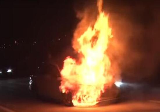 Milano: lasciato dalla fidanzata incendia 5 auto in sosta Milano: lasciato dalla fidanzata incendia 5 auto in sosta