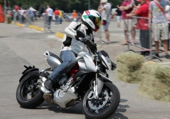 MV Agusta Rivale: eccola in azione su strada MV Agusta Rivale: eccola in azione su strada