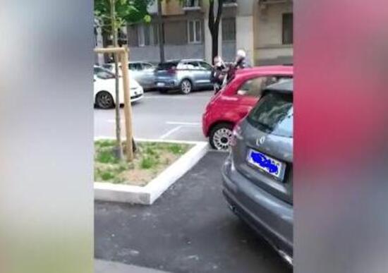 Milano: rivolta contro i vigili che multano le auto in sosta vietata Milano: rivolta contro i vigili che multano le auto in sosta vietata