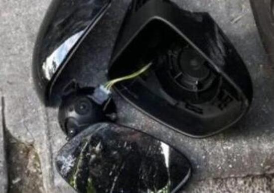 Stefano De Martino si sfoga sui social per la sua auto danneggiata Stefano De Martino si sfoga sui social per la sua auto danneggiata