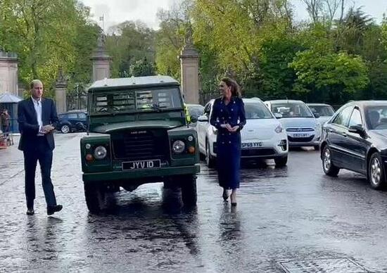 Il principe William al volante della Land Rover di Filippo di Edimburgo Il principe William al volante della Land Rover di Filippo di Edimburgo