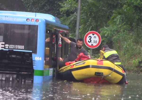 Paura a Busto Arsizio: auto e bus bloccati nei sottopassaggi allagati [VIDEO]