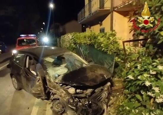 Luino, rocambolesco incidente finisce in fiamme. E il conducente scappa lanciandosi nel fiume Luino, rocambolesco incidente finisce in fiamme. E il conducente scappa lanciandosi nel fiume