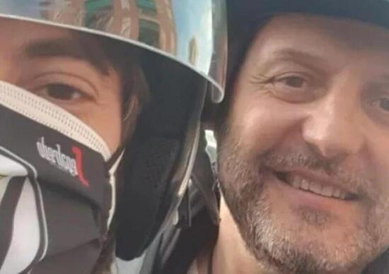 Bologna, Djordjevic come Ibra: in ritardo, si fa accompagnare in scooter da un tifoso Bologna, Djordjevic come Ibra: in ritardo, si fa accompagnare in scooter da un tifoso