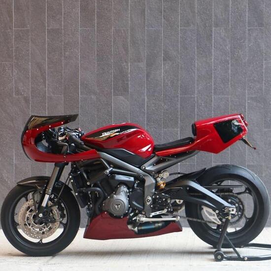 Una Triumph Street Triple 765 RS in stile Endurance anni '80 Una Triumph Street Triple 765 RS in stile Endurance anni '80