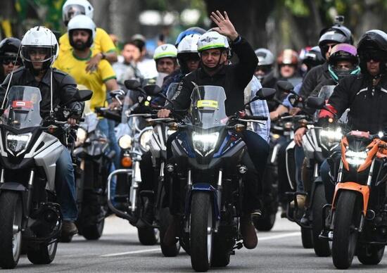 Brasile, Bolsonaro multato dopo il comizio-raduno in moto Brasile, Bolsonaro multato dopo il comizio-raduno in moto