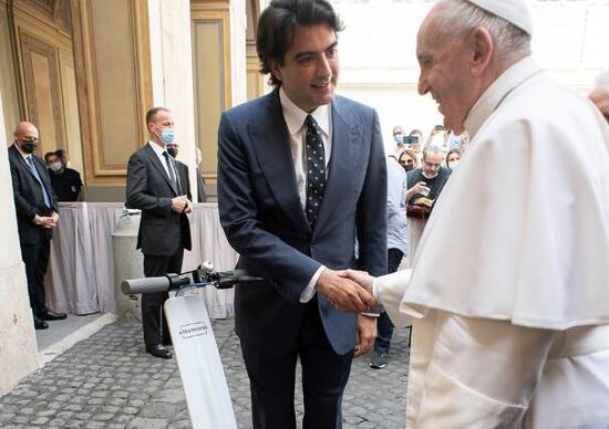 Il monopattino elettrico di Papa Francesco Il monopattino elettrico di Papa Francesco