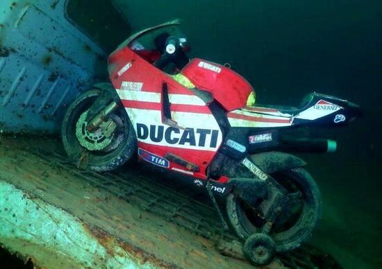 Como: trovate due minimoto nel Lago, ma è un'installazione artistica Como: trovate due minimoto nel Lago, ma è un'installazione artistica