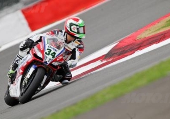 Sykes si aggiudica le prime qualifiche SBK a Silverstone Sykes si aggiudica le prime qualifiche SBK a Silverstone