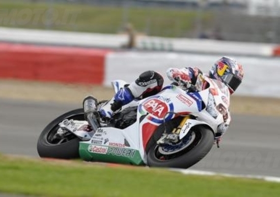 Rea vince Gara 1 a Silverstone Rea vince Gara 1 a Silverstone