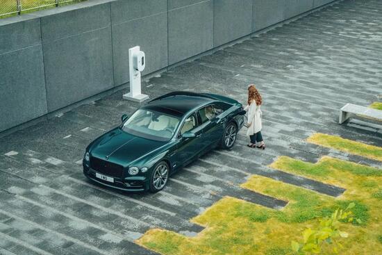 I tedeschi mettono la spina a una seconda Bentley: ecco la Flying Spur PHEV I tedeschi mettono la spina a una seconda Bentley: ecco la Flying Spur PHEV