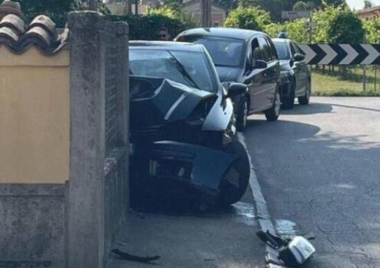 Reggio Emilia: incidente con l'auto rubata. Il mistero dei 5 giovani in fuga Reggio Emilia: incidente con l'auto rubata. Il mistero dei 5 giovani in fuga