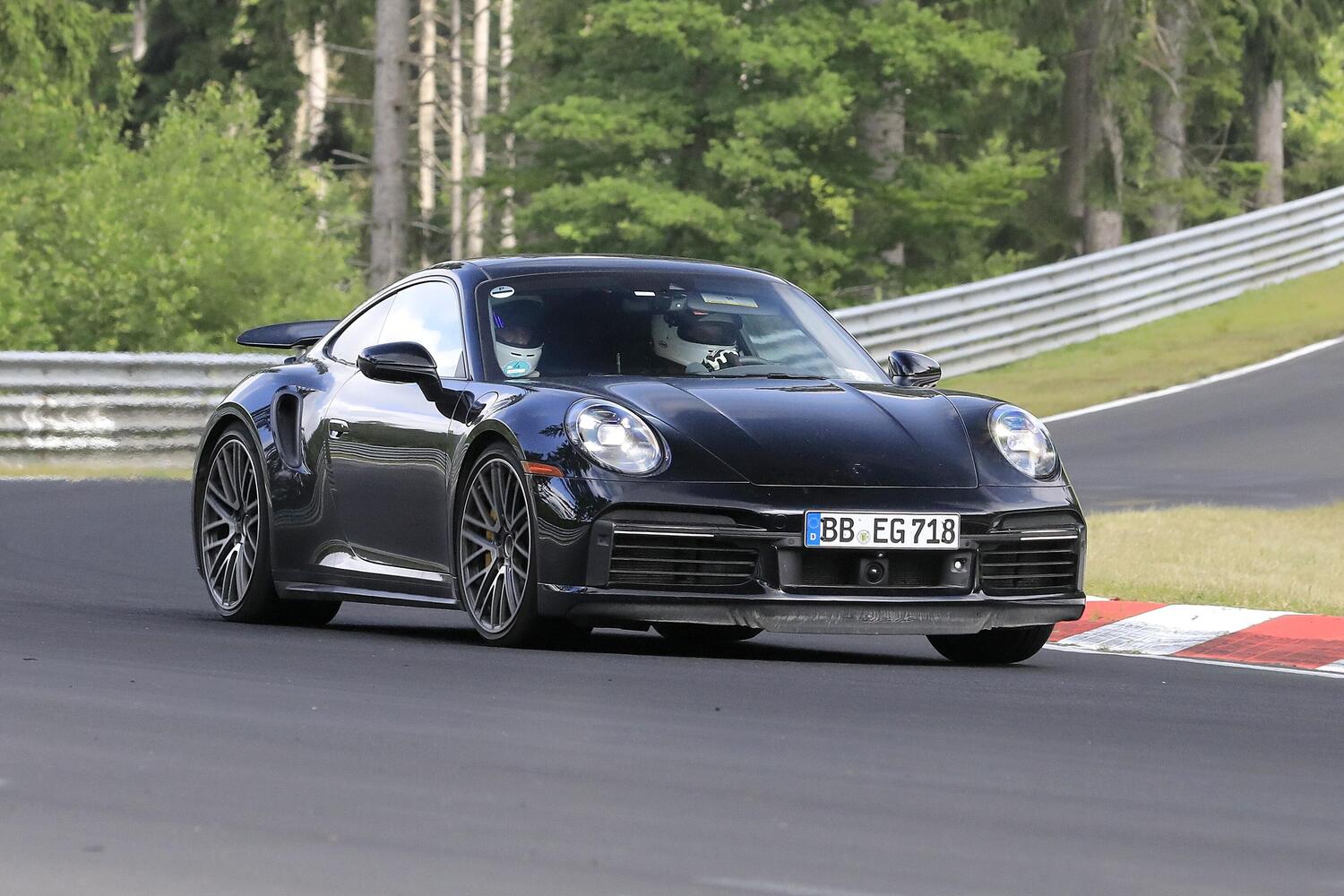Porsche 911, si lavora sull'ibrido. Le foto spia