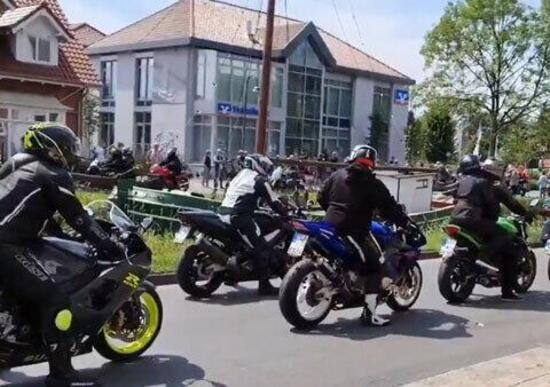 Germania, 15 mila moto sfilano in strada per aiutare un bambino a sconfiggere il cancro Germania, 15 mila moto sfilano in strada per aiutare un bambino a sconfiggere il cancro