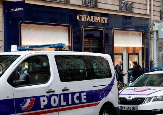 Rapina a Parigi. Lupin fugge sul monopattino elettrico Rapina a Parigi. Lupin fugge sul monopattino elettrico