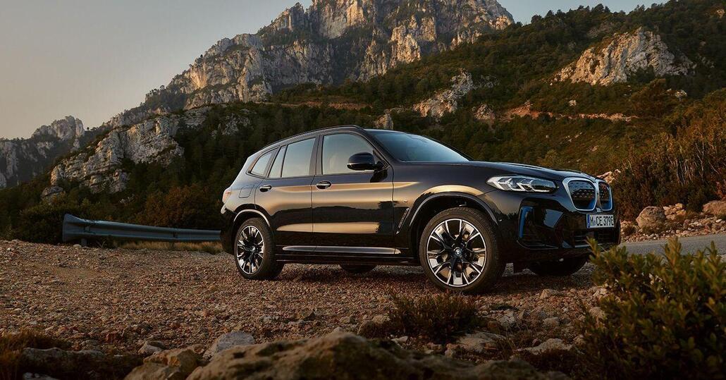 BMW iX3 restyling 2022: ecco le novità del SUV elettrico