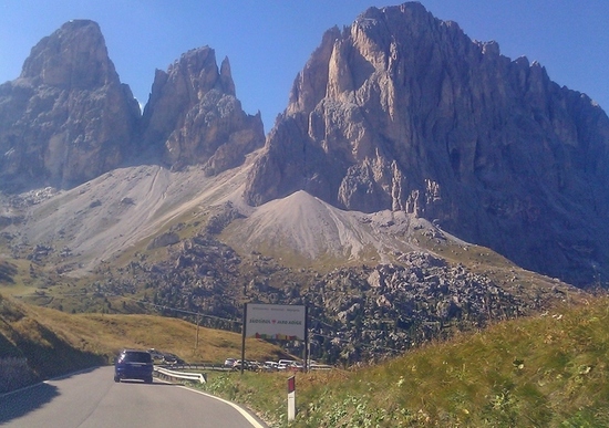 Per tutelare le Dolomiti: dal 2022 meno auto sulle strade di montagna Per tutelare le Dolomiti: dal 2022 meno auto sulle strade di montagna