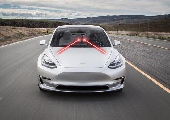 Tesla, raggi laser per pulire i vetri dell'auto Tesla, raggi laser per pulire i vetri dell'auto