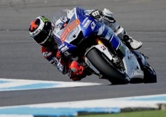 Lorenzo vince il GP d'Australia. Bandiera nera per Marquez Lorenzo vince il GP d'Australia. Bandiera nera per Marquez