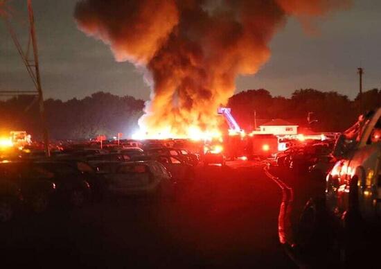 Indianapolis, 40 auto destinate ad andare all'asta distrutte dal fuoco Indianapolis, 40 auto destinate ad andare all'asta distrutte dal fuoco