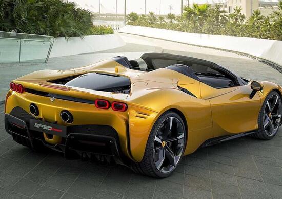 Il regalo di Zlatan Ibrahimovic a sé stesso per i 40 anni: una clamorosa Ferrari SF90 Spider Il regalo di Zlatan Ibrahimovic a sé stesso per i 40 anni: una clamorosa Ferrari SF90 Spider