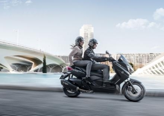 Yamaha X-Max 400 Momodesign: nuovo look Yamaha X-Max 400 Momodesign: nuovo look