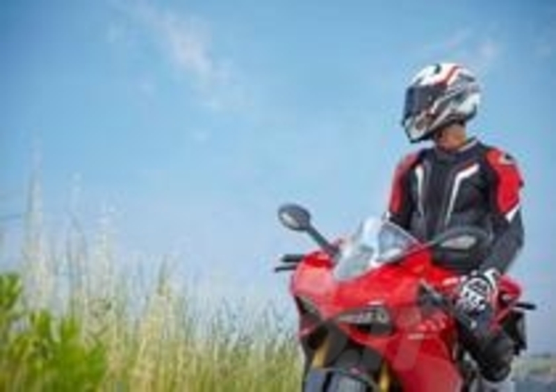 Caschi: 5 stelle Sharp per l'AGV Corsa - Accessori - Moto.it