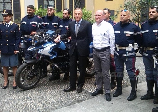 Dainese e BMW rimettono in moto i poliziotti della Questura di Milano Dainese e BMW rimettono in moto i poliziotti della Questura di Milano