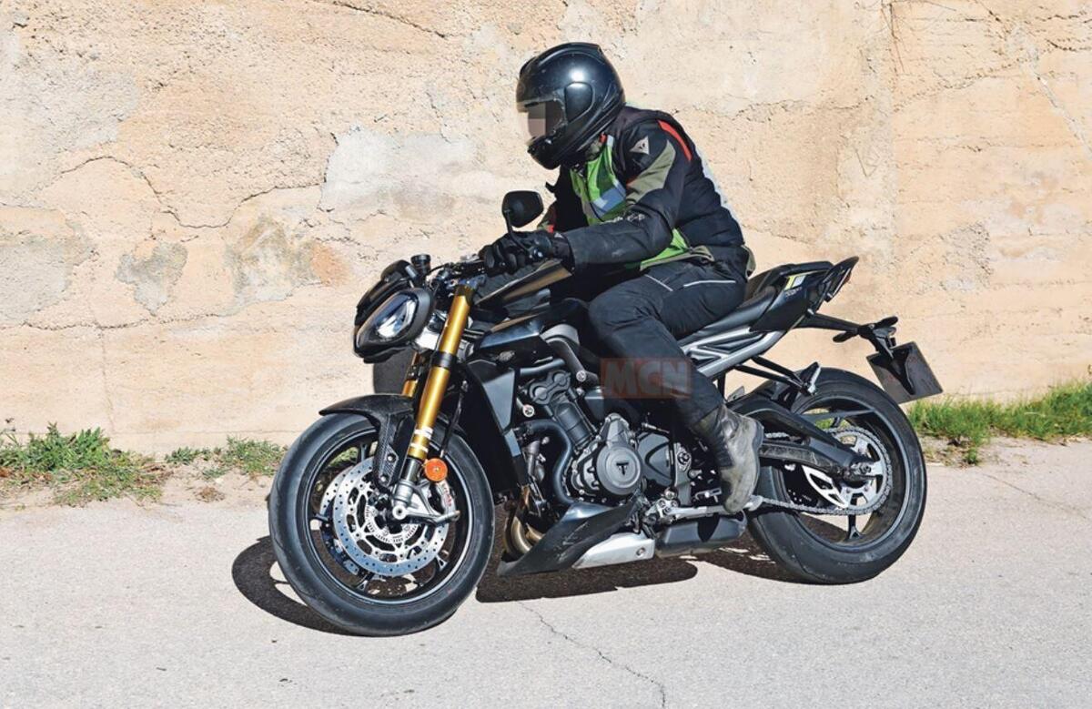 Triumph Street Triple RS 2023 [Foto spia] - News - Moto.it