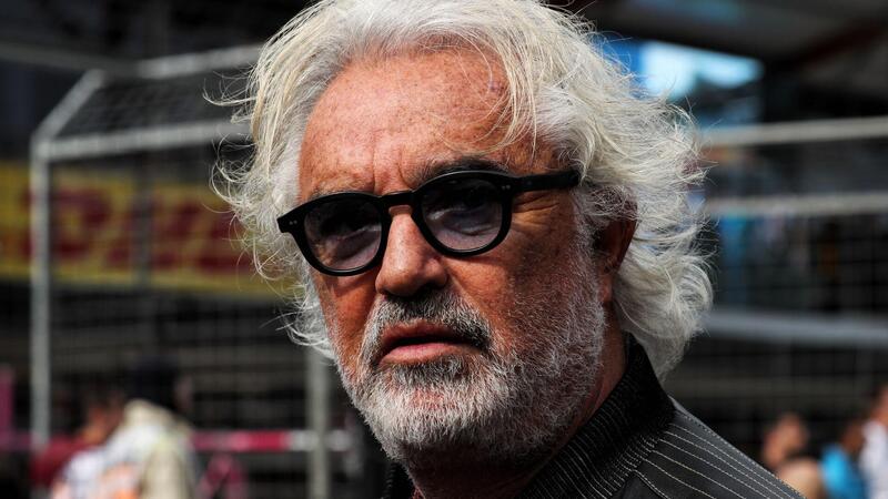 Briatore torna in Formula 1, la fotografia “nostalgica” in Bahrain che fa  impazzire i fans - mowmag.com