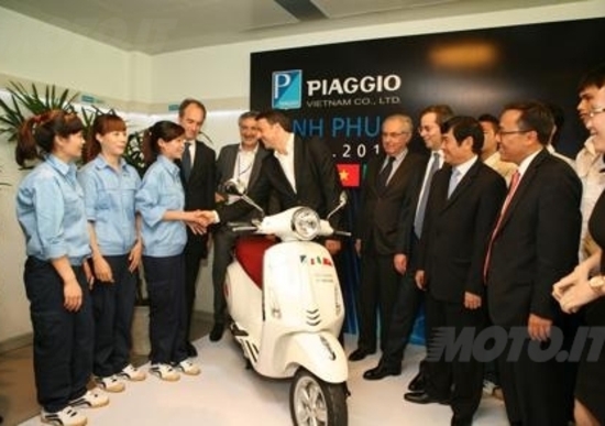 Renzi in visita allo stabilimento Piaggio in Vietnam Renzi in visita allo stabilimento Piaggio in Vietnam