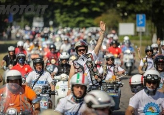 Vespa World Days: 10.000 le Vespa presenti alla City Parade Vespa World Days: 10.000 le Vespa presenti alla City Parade
