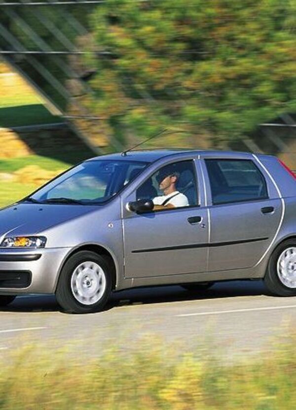 Chi prende un’elettrica nuova (magari aziendale) e chi tiene la vecchia auto: cresce il divario di mobilità in Italia