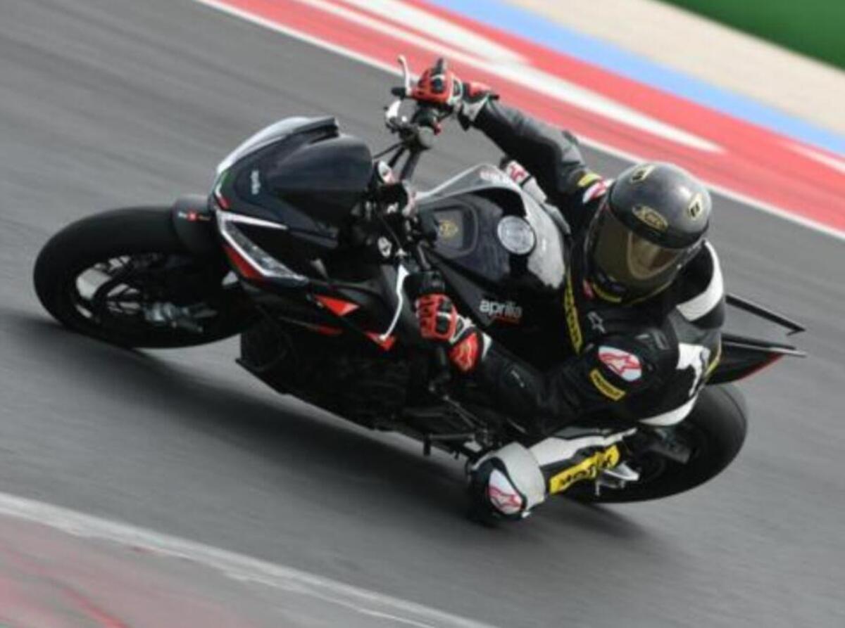 Prova Chi parla solo di carene e cv forse non ha mai provato in pista  un'Aprilia Tuono 660 Factory - Prove - Moto.it