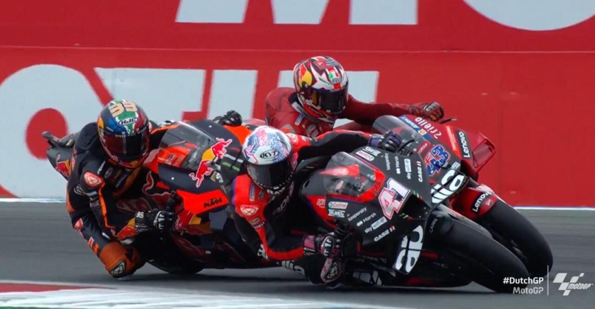 Il sorpasso di Aleix Espargarò all'ultimo giro su Binder e Miller