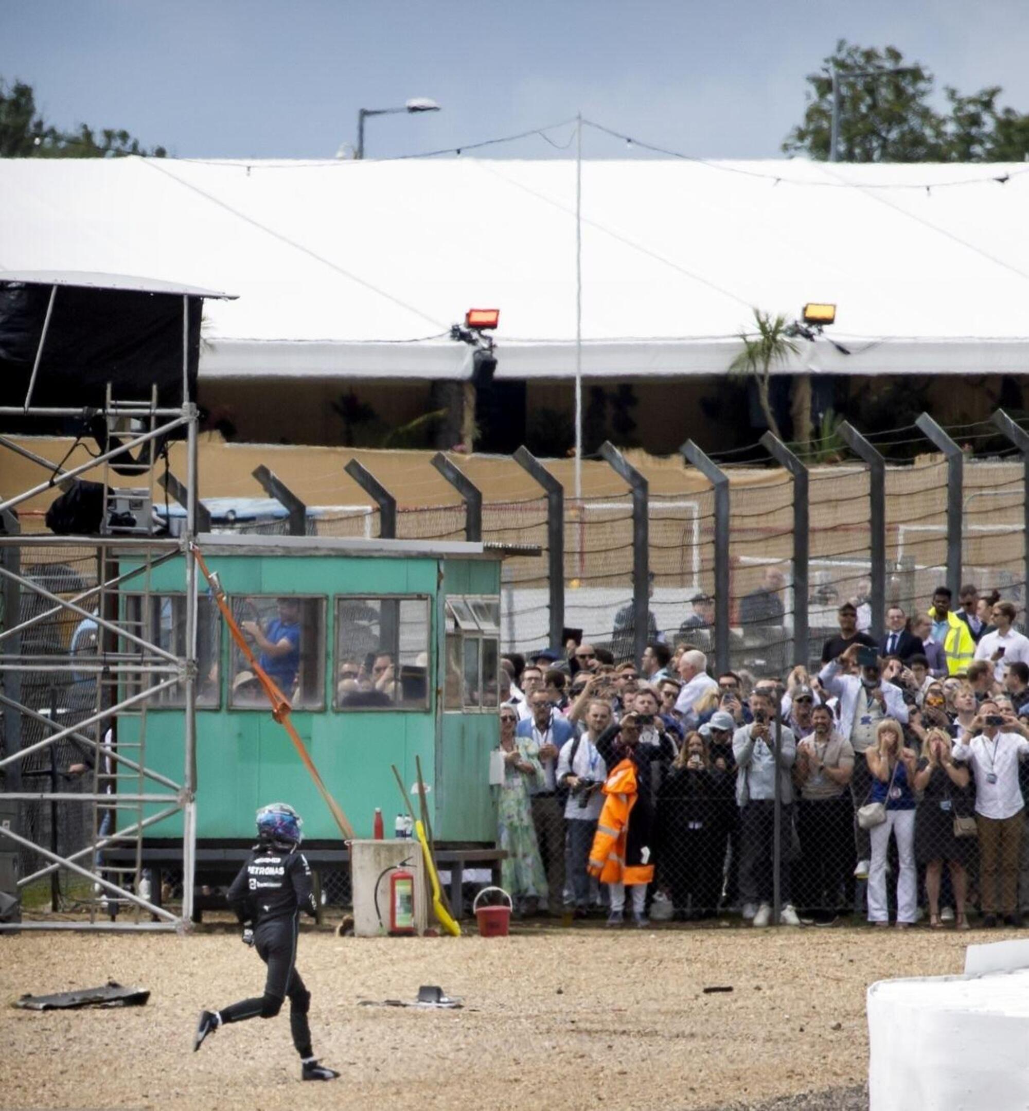 George Russell corre a controllare le condizioni di Zhou Guanyu dopo l'incidente di Silverstone