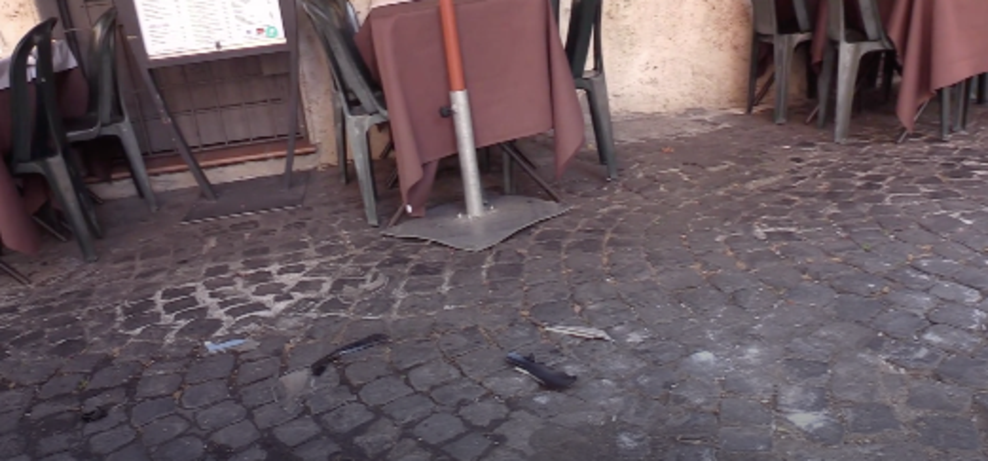 I detriti a Trastevere dopo l'incidente di Travaglio