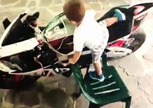 Questo piccoletto è il figlio che tutti i motociclisti vorrebbero [VIDEO VIRALE]