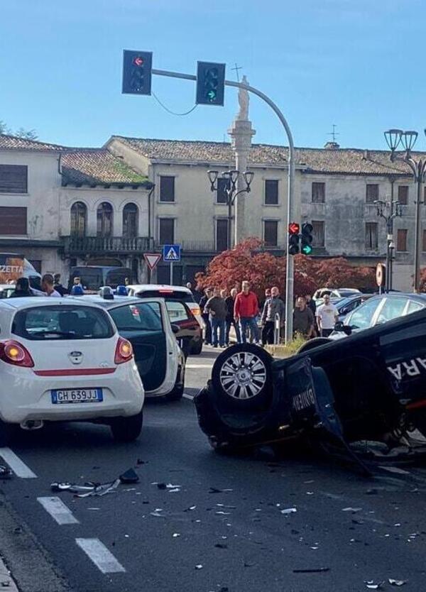 Ruba tre auto e nella fuga uccide un ciclista e ribalta pattuglia dei carabinieri: arrestato un 19enne