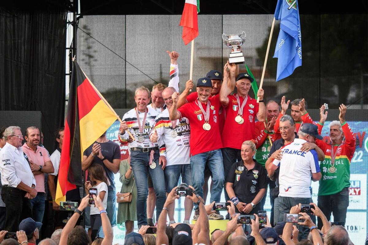 Troféu FIM Enduro Vintage.  A Itália é campeã!  – Camisa azul