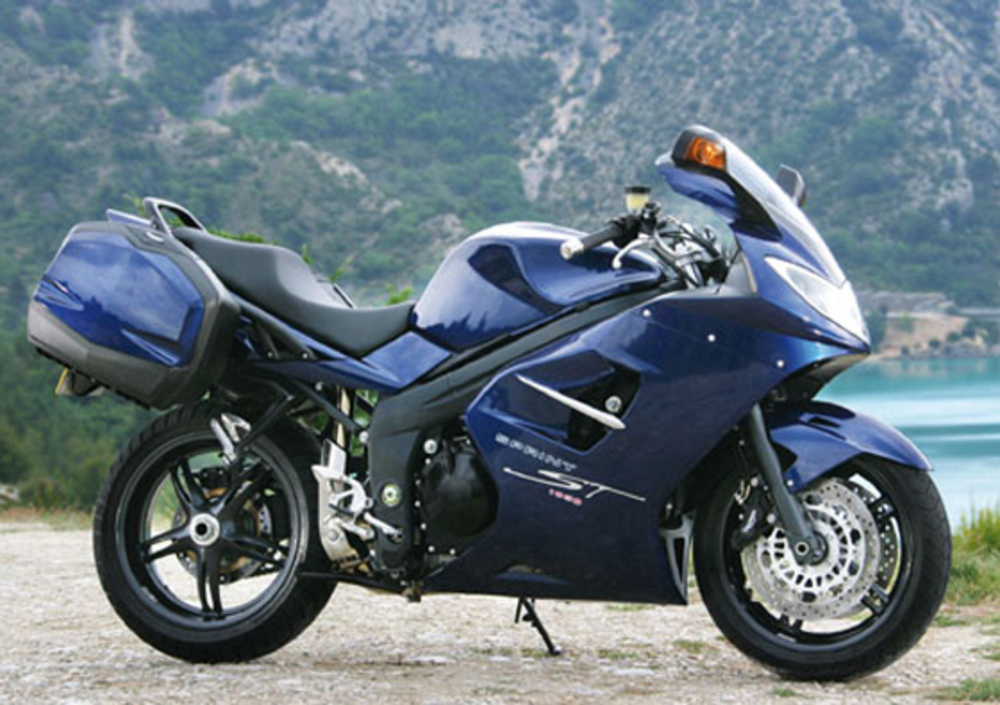 Triumph Sprint 1050 ST, prezzo e scheda tecnica Moto.it