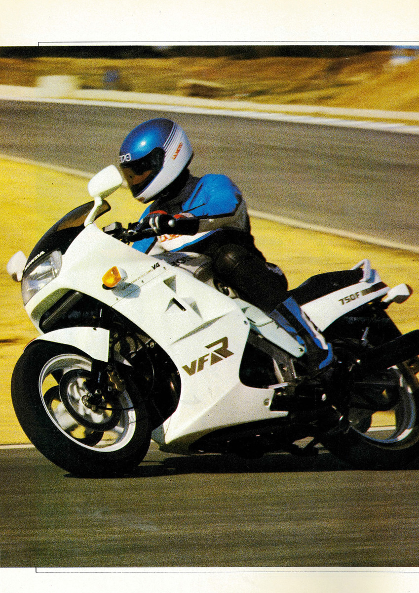 Honda VFR750F: la mitica RC24 sfida il mondo - News - Moto.it