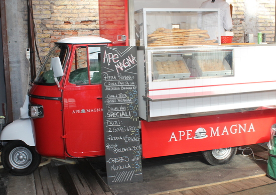 “Bee Happy Fest” a Roma, il cibo di strada sulle Apecar “Bee Happy Fest” a Roma, il cibo di strada sulle Apecar