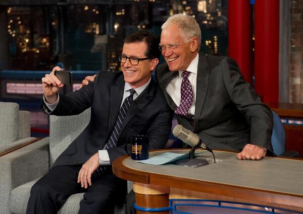 Ecco &ldquo;The Story of Late Night&rdquo;, ma i late show in tv hanno ancora un futuro? E in Italia&hellip; Su Sky la docuserie su Carson, Letterman, Leno e i vari eredi (o emuli). E Cattelan...