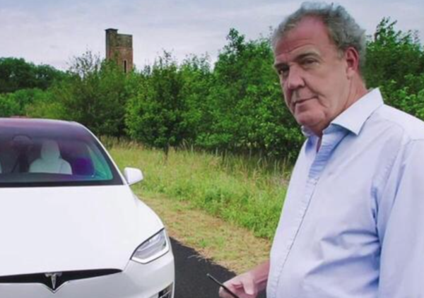 &ldquo;Vivere su Marte? Bello, ma non ci credo&rdquo;. Jeremy Clarkson percula Elon Musk e rilancia la tesi complottista: &ldquo;&Egrave; un uomo solo o sono tre?&rdquo;. E sui taxi a guida autonoma, Donald Trump e il nuovo iPhone&hellip;